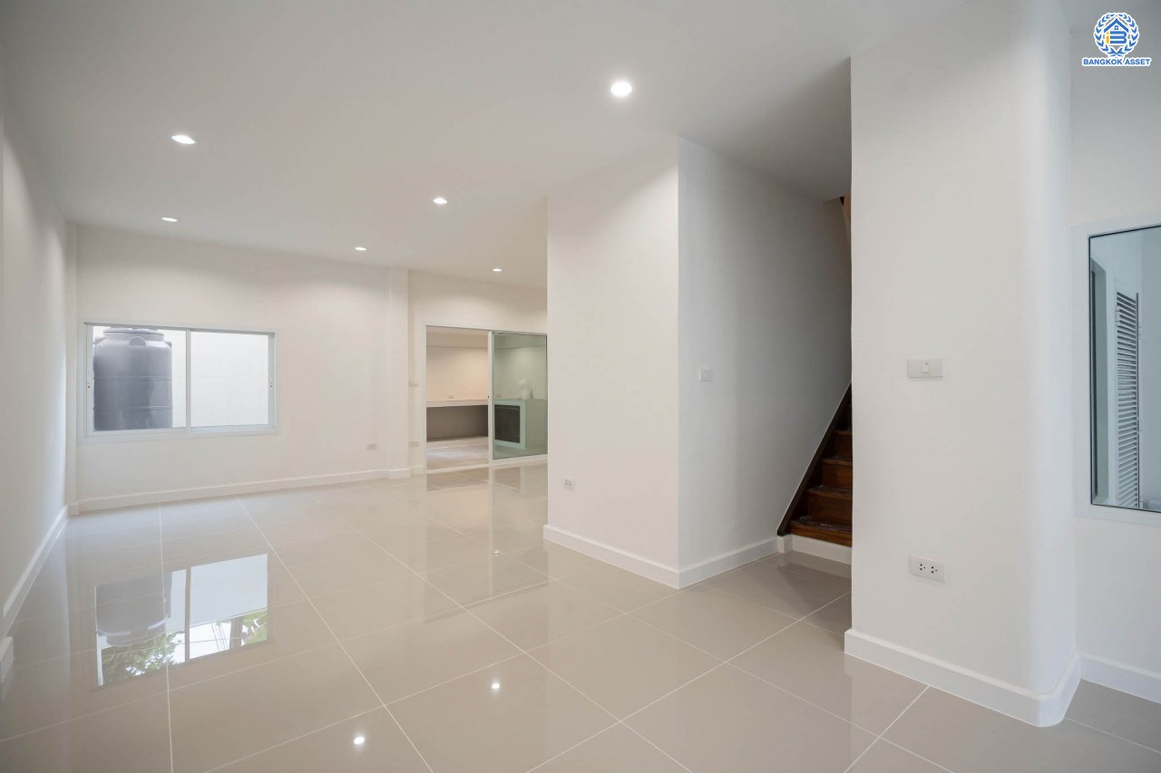 บ้านมือสองตกแต่งใหม่ โครงการ มิตรรุ่งเรือง จรัญสนิทวงศ์ เนื้อที่ 27 ตร.ว. ฟังก์ชัน 3 ห้องนอน 2 ห้องน้ำ จอดรถได้ 1 คัน บนทำเลศักยภาพ เชื่อมต่อหลายเส้นทาง ใกล้จุดขึ้นทางด่วน "ศรีรัช" และรถไฟฟ้าสายสีน้ำเงิน "สถานีไฟฉาย"